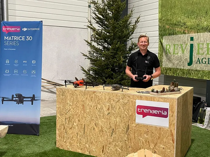 Patrick Kobel von trenderia mit Drohnen und Fernsteuerung am Messestand